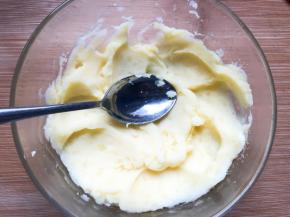 用勺子压成泥，将黄油和盐拌匀