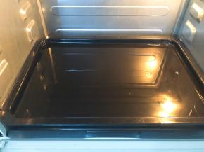 烤箱预热好后，烤盘中放入一半的水，放入下层