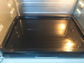 烤箱预热好后，烤盘中放入一半的水，放入下层