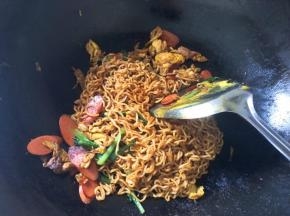 翻炒均匀，倒入烤碗中
