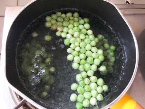 锅中水烧开，倒入豌豆