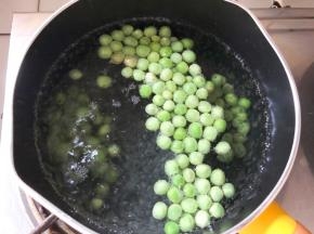 锅中水烧开，倒入豌豆