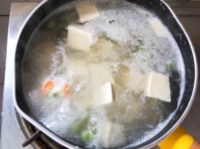 倒入豆腐，锅中水烧开关火