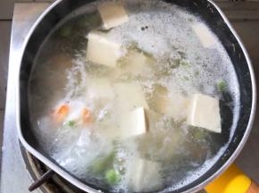 倒入豆腐，锅中水烧开关火