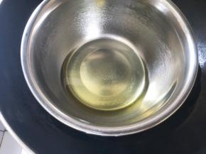 玉米油隔水加热至有纹路状态，不要太热