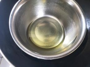 玉米油隔水加热至有纹路状态，不要太热