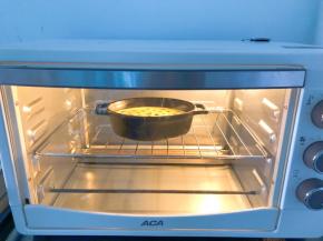 放入预热好的ACA烤箱中层，180度上下火30分钟
