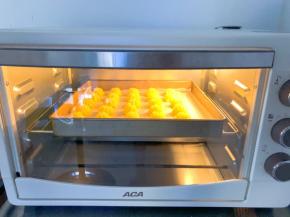 放入预热好的烤箱中层180度，上下火30分钟