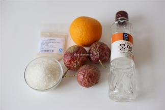 准备好食材，葡萄糖浆会让软糖的口感更清爽，要是实在买不到就换成20克细砂糖就好。