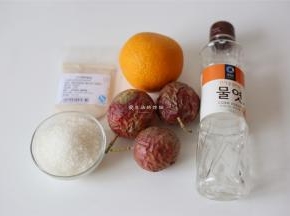 准备好食材，葡萄糖浆会让软糖的口感更清爽，要是实在买不到就换成20克细砂糖就好。