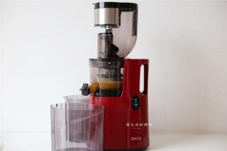 将橙子去皮放入原汁机内，启动正转键，把橙子榨出，取出160克的橙汁，我的一个脐橙就能榨出这么多，用其他的可适当加量。