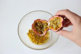 将百香果取出果肉和果汁，过滤掉籽。