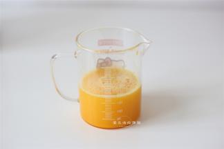 将百香果汁和橙汁混合均匀，此时就能闻到超级浓郁的香气啦~