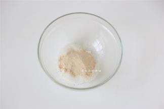 把苹果果胶和20克的细砂糖混合均匀。