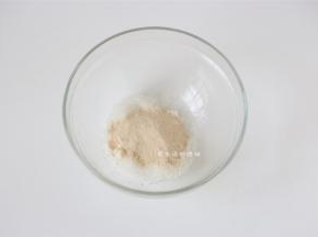 把苹果果胶和20克的细砂糖混合均匀。
