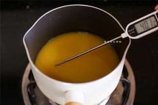 甜橙百香果汁入锅中小火煮，煮到40°，加入果胶砂糖，搅拌均匀，切记熬糖的锅不能太大，容易糊锅，也不能太小，会溢锅。