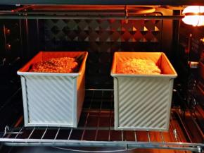 将烤网入烤箱下层。