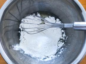 立即倒入面粉搅拌均匀