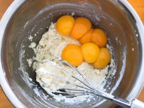 然后倒入鸡蛋拌匀