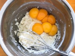 然后倒入鸡蛋拌匀