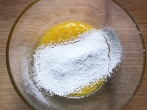 筛入低筋面粉搅拌均匀