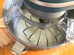 继续打发至有纹路状态，加入最后的细砂糖打发