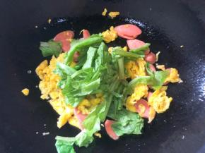 放入青菜翻炒均匀