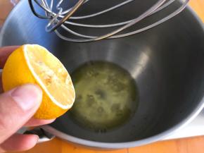 蛋白放入ACA厨师机中，挤入几滴柠檬汁