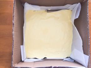 将面糊倒入模具中，轻震两下震出气泡