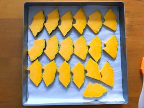 南瓜切成薄片放入烤盘