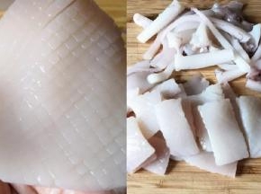 鱿鱼身切花刀，在改刀切小块