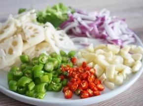 准备所有食材

将新鲜鱿鱼去内脏剥去外衣

花蛤清洗干净
将蒜、小米辣、长椒切碎，芹菜切段

藕和洋葱切片