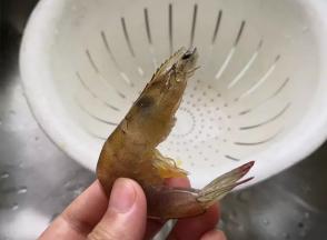 虾剪去小爪和胡须后清洗干净备用