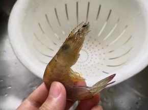 虾剪去小爪和胡须后清洗干净备用