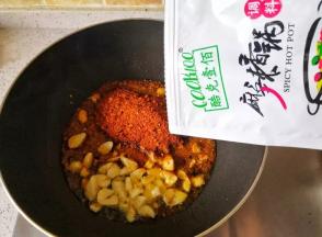 起锅烧油，加入大蒜煸香，倒入调料炒出香味。