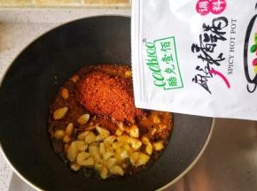 起锅烧油，加入大蒜煸香，倒入调料炒出香味。