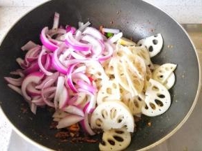 将藕片、洋葱、虾倒入锅中。