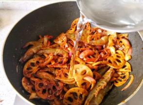 翻炒均匀后倒入适量的水，盖上锅盖焖煮两分钟