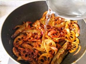 翻炒均匀后倒入适量的水，盖上锅盖焖煮两分钟