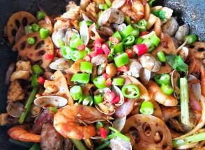 最后撒上小米辣和长椒