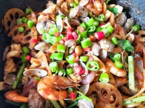 出锅装盘海鲜麻辣香锅完成。