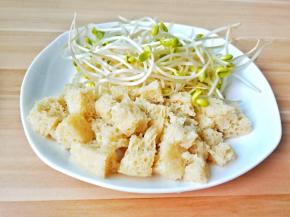 豆芽择去根，面筋切小块。