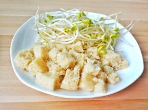 豆芽择去根，面筋切小块。