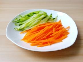 胡萝卜和黄瓜切丝。