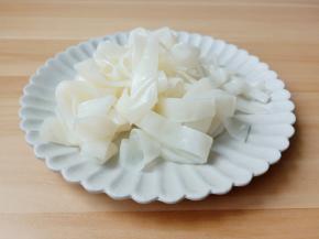 凉皮对折切条。