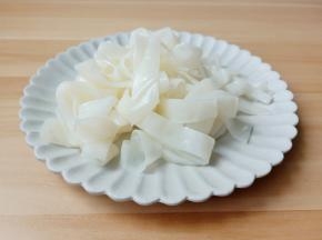 凉皮对折切条。