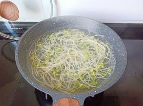 不粘锅加水，开下豆芽焯熟捞出。