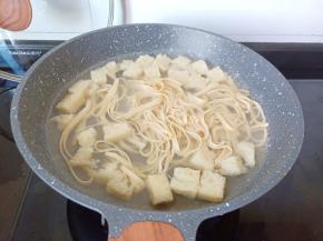 下豆皮面筋焯水。