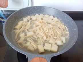 下豆皮面筋焯水。