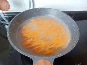 最后放胡萝卜焯水。